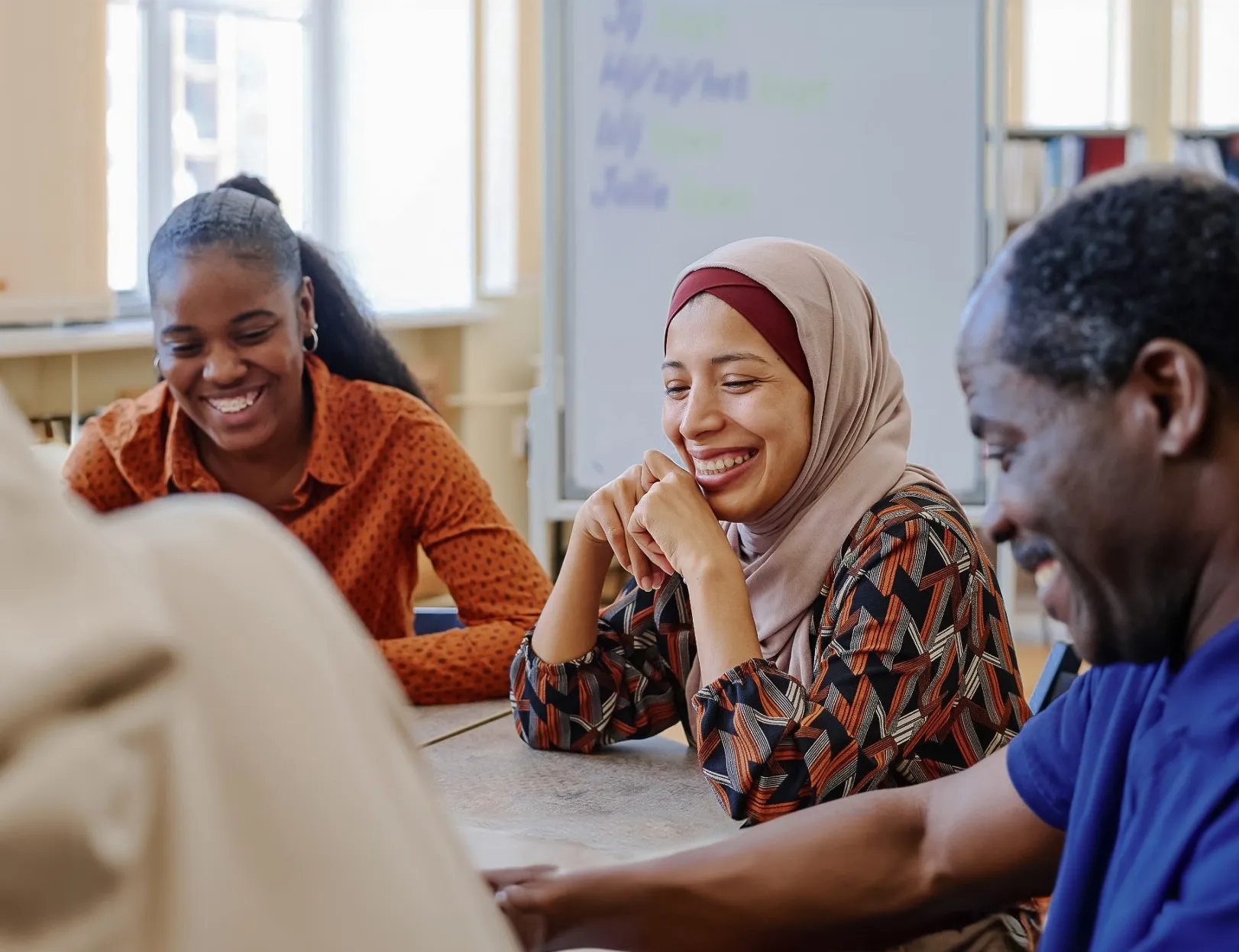 Afbeelding voor activiteit: Humanitas Taalcafé in de bieb
