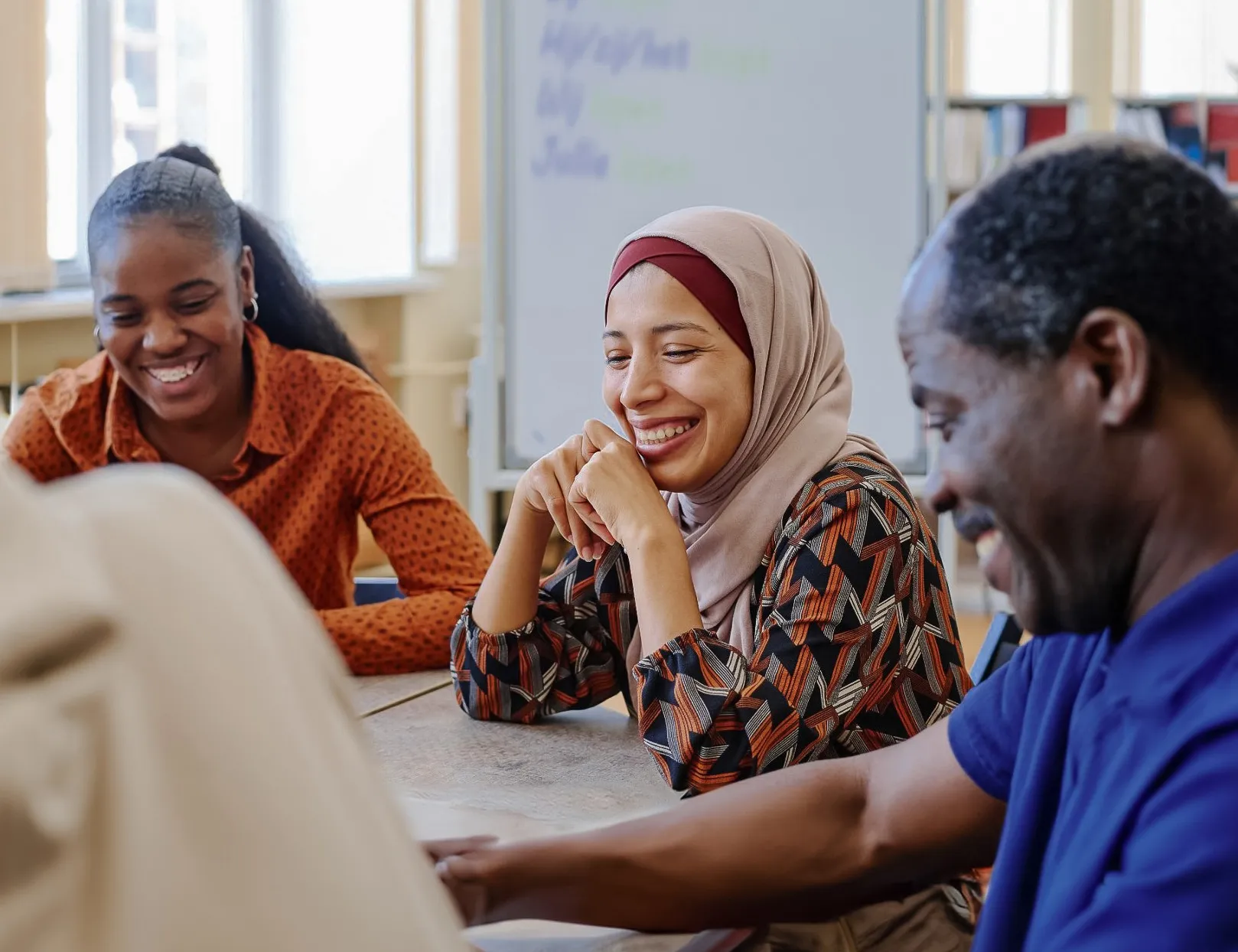 Afbeelding voor activiteit: Humanitas Taalcafé in de bieb